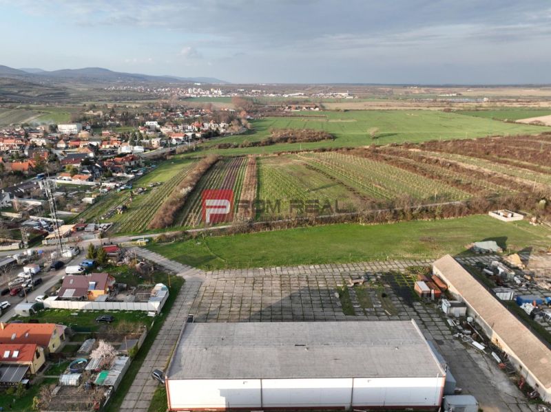 Letecký pohled na výrobní prostory na Pezinské ulici ve Vinosadech.