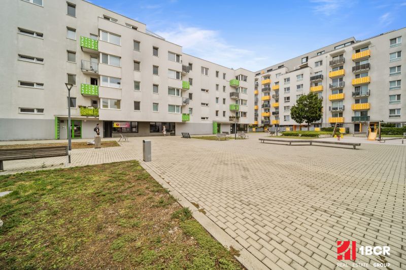 V Bratislavě - Dúbravce na ulici Pri Hrubej lúke, bytovky a hřiště.