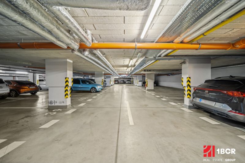 Podzemní parkoviště s automobily v Bratislavě - Dúbravce na ulici Pri Hrubej lúke.