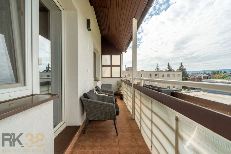 Balkon 3-pokojového bytu v Popradu s výhledem na okolí a relaxačním posezením.