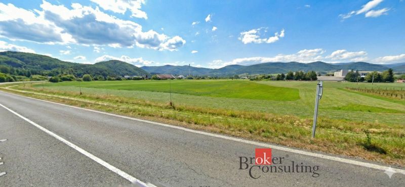 Krajina u Hliníku nad Hronom, Pozemky - komerční, se zelenými loukami a horami.