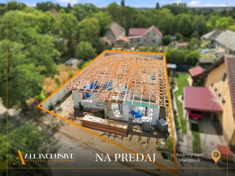 Rodinný dům v Marcelové ve výstavbě s dokončenou dřevěnou střešní konstrukcí.