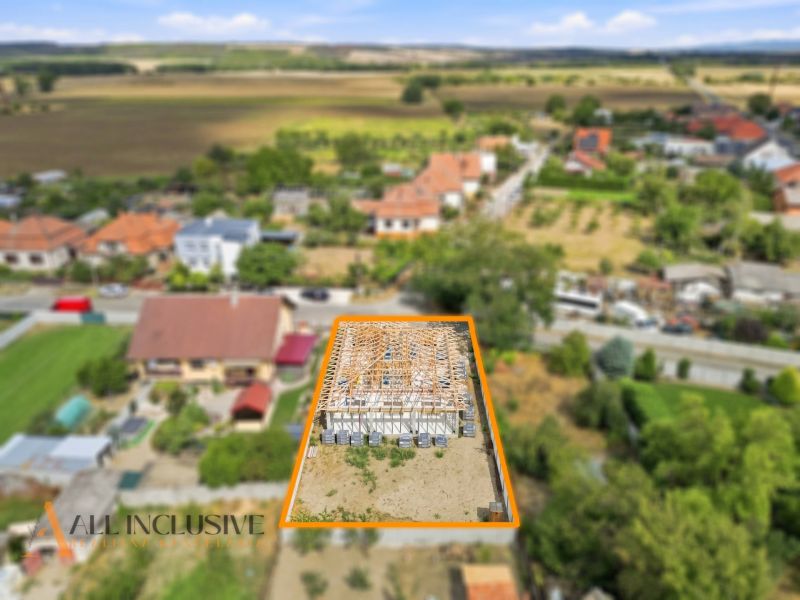 Rodinný dům v Marcelové ve výstavbě, obklopený zahradami a přírodou.