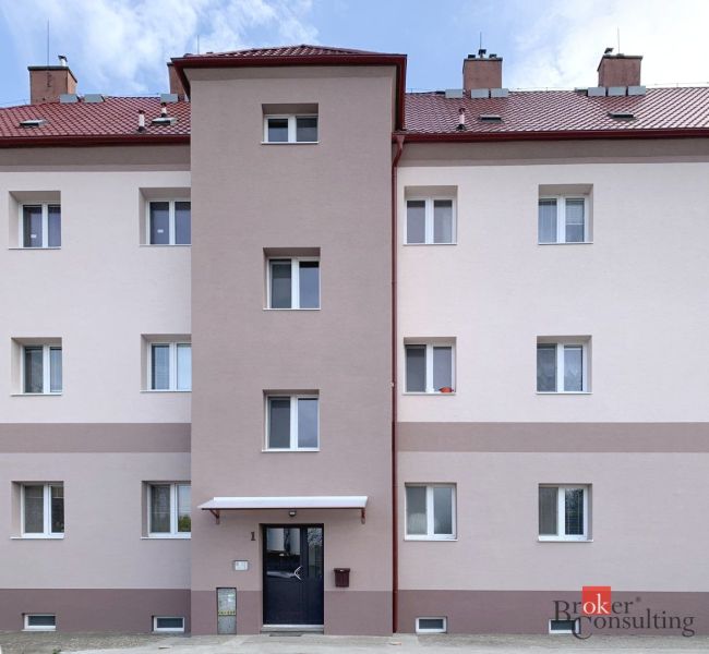 Fasáda obytného domu na Železničnej ulici v Šahách nabízí 1-pokojové byty.
