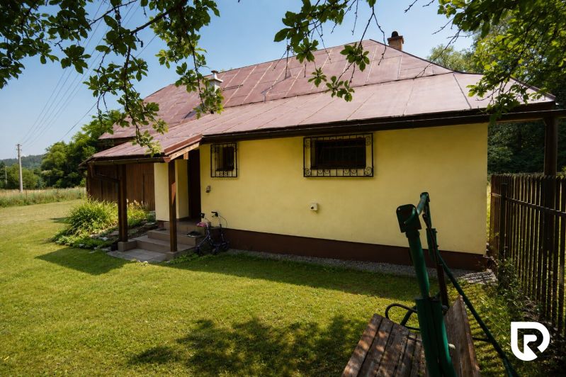 Rodinný dům v Makově na ulici Čierne s travnatou zahradou a dřevěnou houpačkou.
