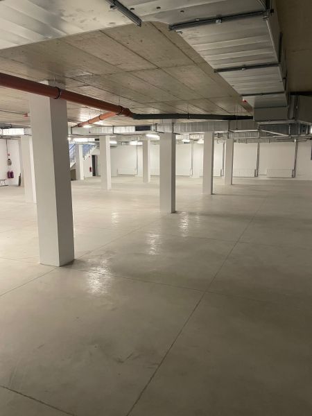 Prostorné obchodní prostory s velkoplošnou podlahou a rovným stropem.
