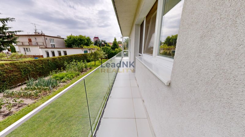 Balkon se zaskleným zábradlím v Petržalce na ulici Kremnická, u třípokojového bytu.
