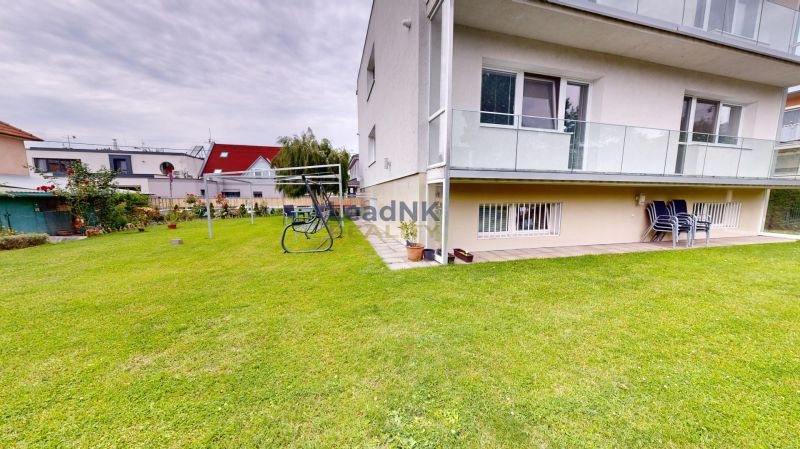 Exteriér dvoupodlažního domu na Kremnické ulici v Bratislavě - Petržalce, s udržovanou zahradou.