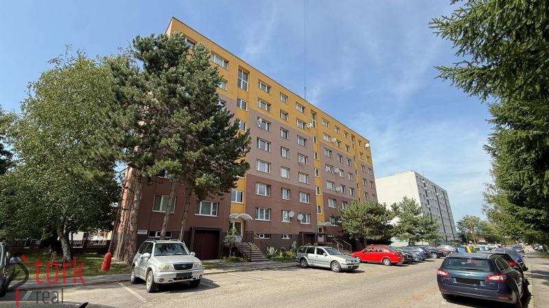 Ulice Mudrochova v Rajci ukazuje bytový dům a parkoviště pro 2-pokojové byty.