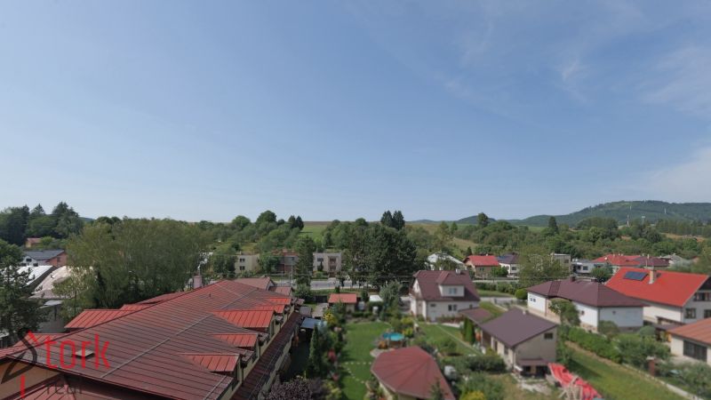Pohled na domy a zeleň v Rajecké ulici Mudrochova.