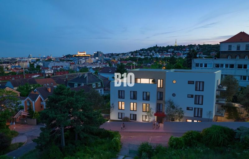 Noční panorama z ulice Pod Strážemi v Bratislavě III s výhledem na 3pokojový byt.