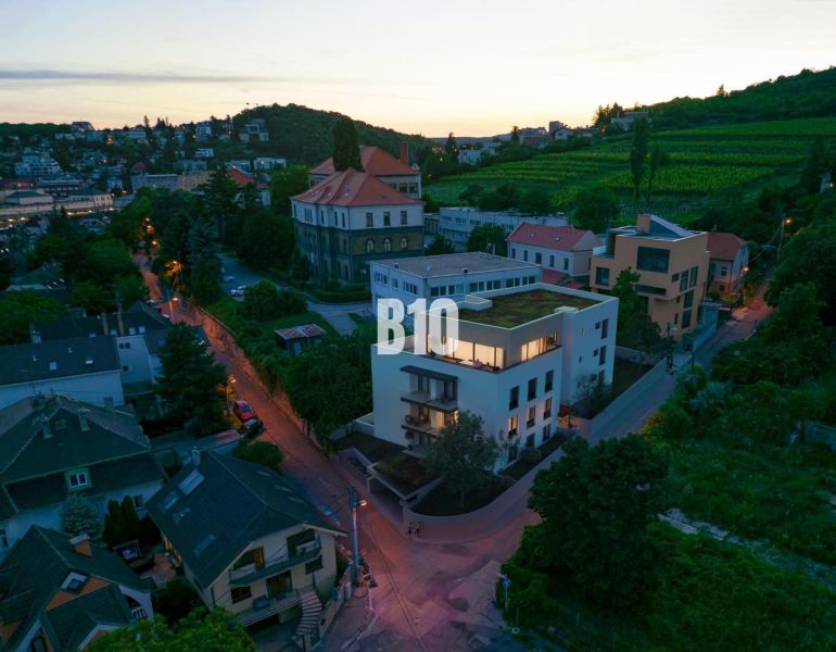Večerní pohled na Pod Strážemi v Bratislavě III s vinicemi a 3pokojovými byty.