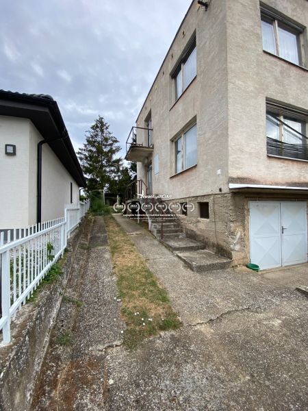 Rodinný dům na ulici Zvončín ve městě Zvončín s betonovým chodníkem a garáží.