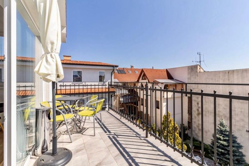 Balkon s výhledem na střechy a stromy, Masarykova ulice, Košice - městská část Staré Město, Kanceláře.