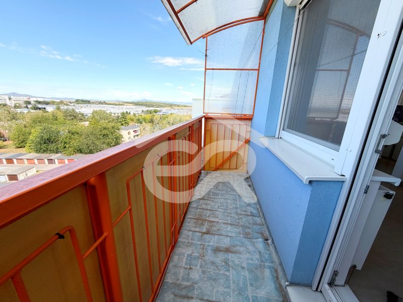 Balkon 1-pokojového bytu na Loukách ve Vráblech s výhledem na zelené okolí.