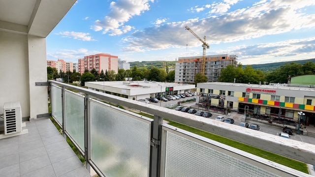 Výhled z balkónu 3pokojového bytu na Nobelově ulici v Bratislavě s panoramatem města.
