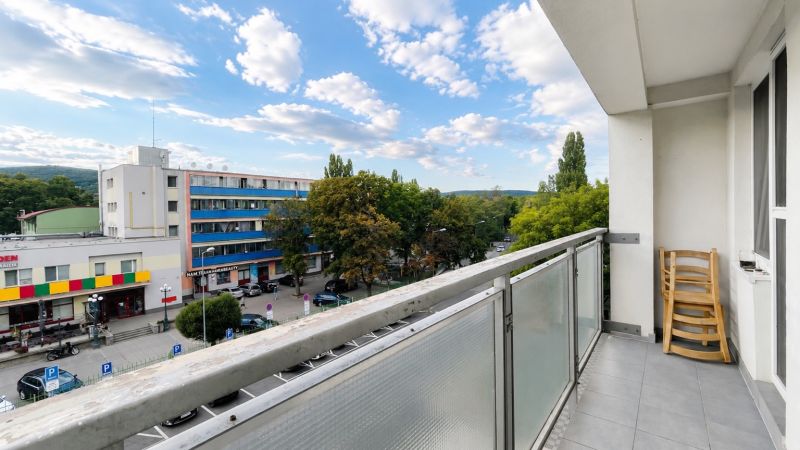 Balkon 3pokojového bytu na Nobelově ulici v Bratislavě s výhledem na okolí.