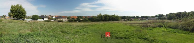 Panoráma rozlehlých pozemků na bydlení v Nitře, obklopených přírodou a zástavbou.
