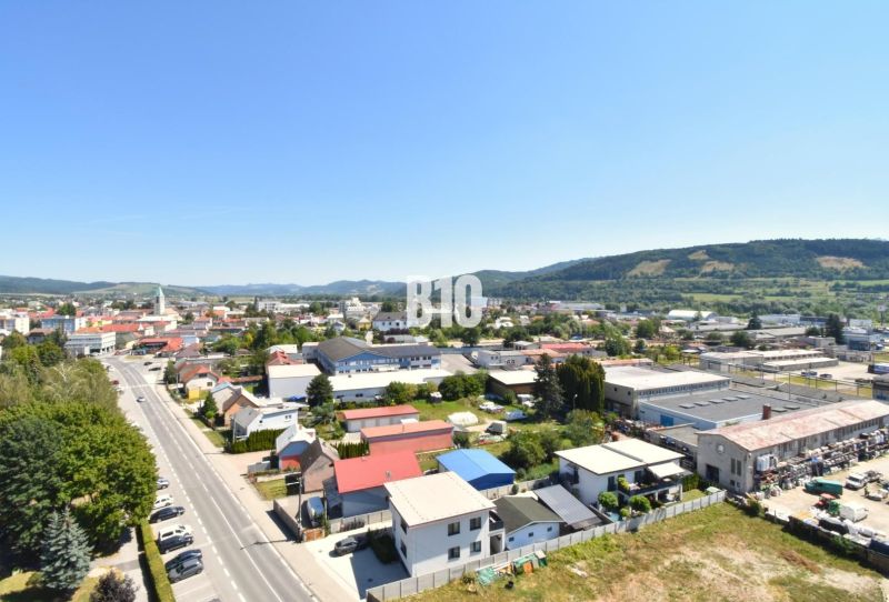 Pohled na panorama města Bytča, ideální místo pro 3-pokojový byt.