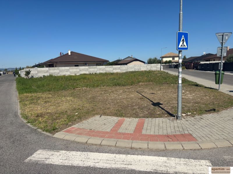 Pozemek na bydlení v Mostě u Bratislavy, rohová parcela s vyznačeným přechodem.