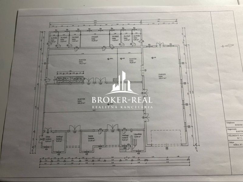 Architektonický plán skladů a hal v Mére s detaily místností a rozměry.