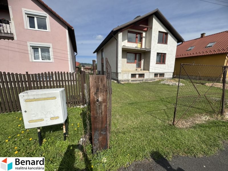 Rodinný dům v Plavnici se zahradou, vedle plynové skříňky na travnaté ploše.