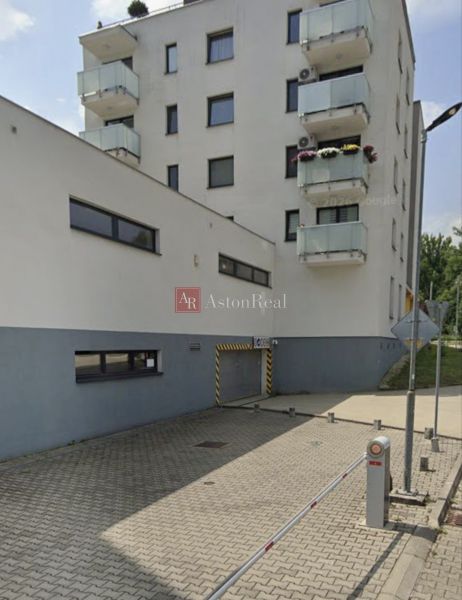 Vjezd do garáží na Švermově ulici v Banské Bystrici, u obytného domu.