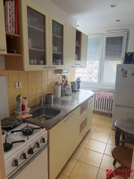 Kuchyně v 2pokojovém bytě s kuchyňskou linkou a spotřebiči.