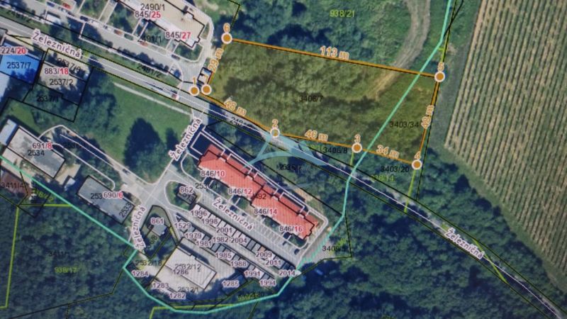 Letecký pohled na pozemky - komerční u Železniční ulice ve městě Velký Krtíš.