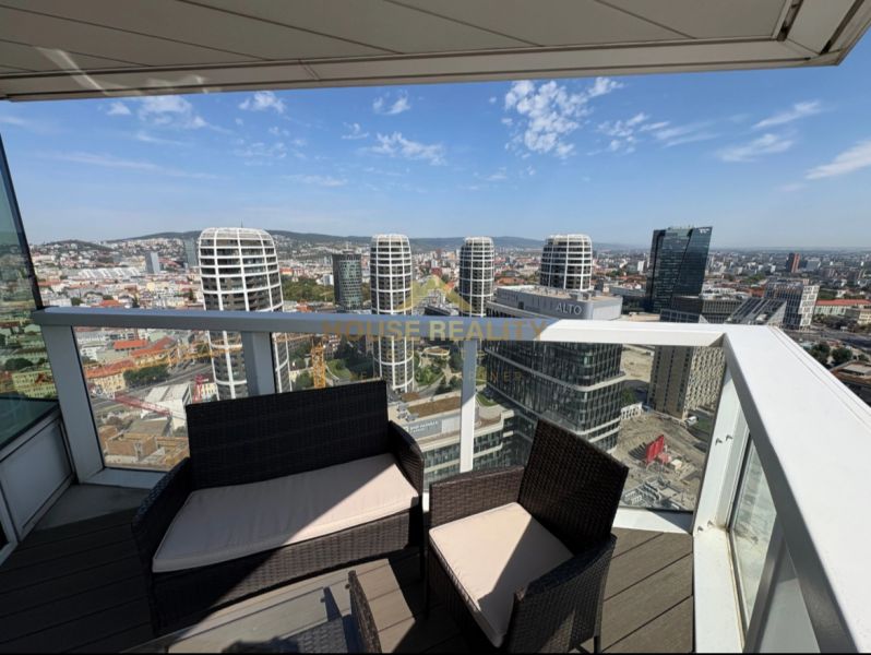 Výhled ze 3pokojového bytu na panoramu Bratislavy, Staré Město, Landererova.