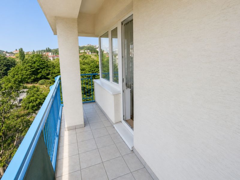 Balkon 2-pokojového bytu s výhledem na zeleň na Račianském náměstí, Bratislava - Ahoj.