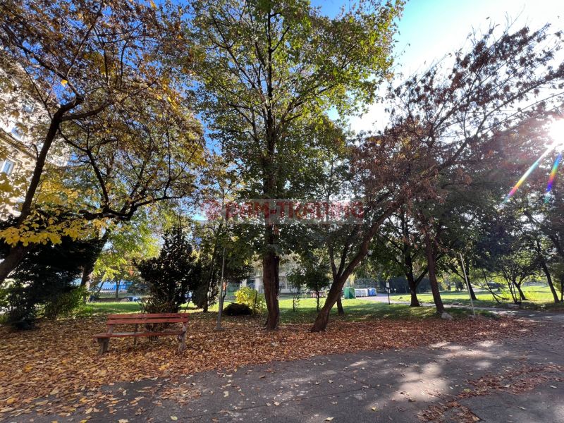 Park s lavičkou za podzimního počasí na Miletičově v Bratislavě - Ružinově.