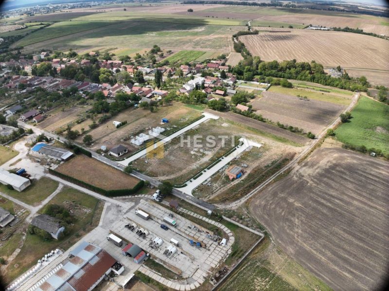 Letecký pohled na Pozemky - bydlení v Rovensku obklopené zemědělskou krajinou.