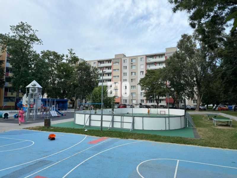 Malé hřiště a dětské skluzavky mezi paneláky na Měsíční ulici, Bratislava II.