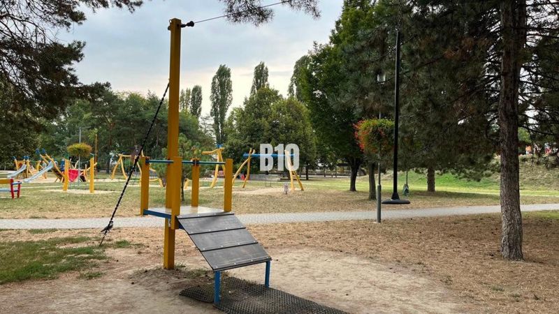 Dětské hřiště na Měsíční ulici v Bratislavě II s různými herními prvky.