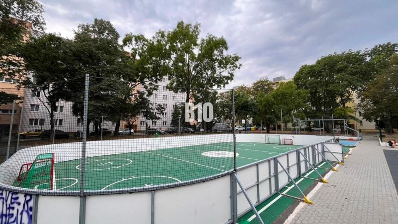 Sportovní hřiště obklopené stromy v lokalitě Bratislava II, Mesačná.