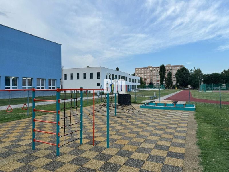 Hřiště se sportovním vybavením u školy na Měsíční ulici v Bratislavě II.