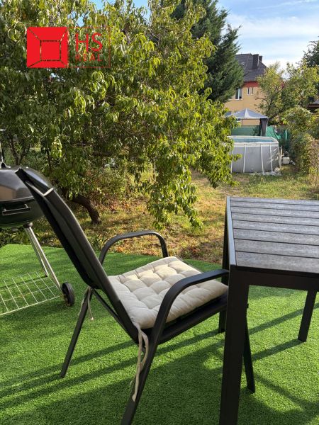 Zahrada s terasou a zahradním nábytkem v 2-pokojovém bytě, Komenského, Nové Zámky.