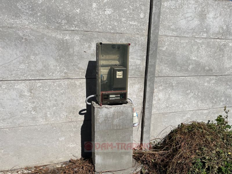V Záhradách na Galvaniho v Bratislavě - Ružinově je betonová stěna s elektroměrem.