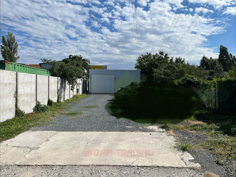 Průmyslový objekt v Zahradách na Galvaniho, Bratislava - Ružinov, obklopený zelení a betonovými stěnami.