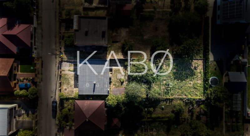 Letecký pohled na rodinný dům a zahradu v Ivance pri Nitre obklopenou zelení.