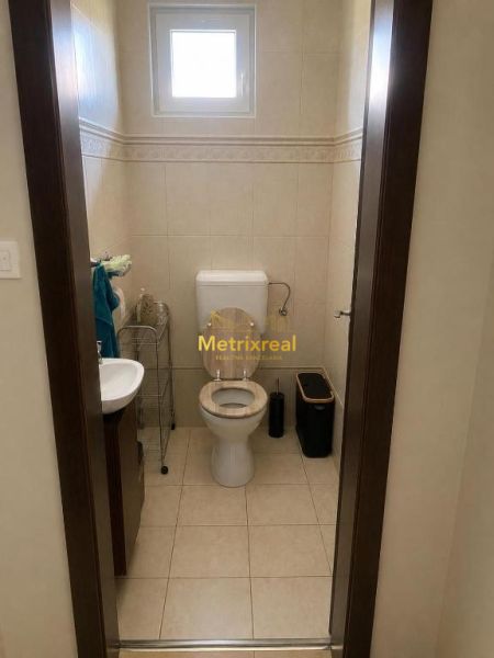 Koupelna v rodinném domě s WC a umyvadlem.