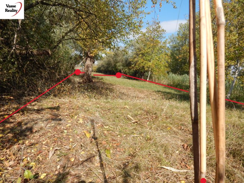Přírodní plocha obklopená stromy na rekreačních pozemcích v Martovcích, ulice Martovce.