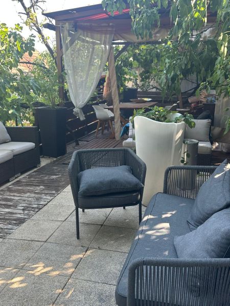 Zahradní terasa s pohodlným posezením a rostlinami, ideální pro relaxaci v Bratislavě.
