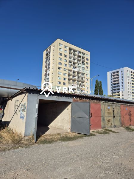 Garáže na Jantarové ulici v Košicích, městská část Jih, před paneláky.