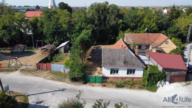 Rodinný dům na Náměstí sv. Floriána v Krakovanech s dvorem a dětským hřištěm.