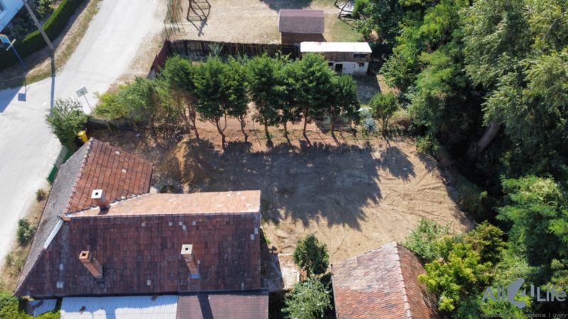 Rodinný dům na Náměstí sv. Floriána v Krakovanech s velkým dvorem a zelení.