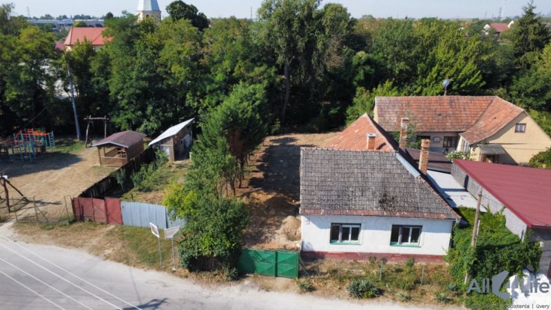 Rodinný dům na Náměstí sv. Floriána, Krakovany, obklopený zelení a dětským hřištěm.