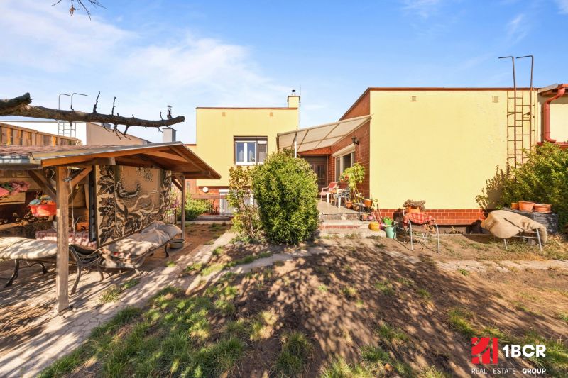 Rodinný dům na ulici Lajose Kossutha v Dunajské Stredě s terasou a zahradou.