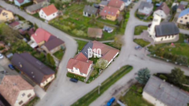 Rodinný dům v Púchově se šikmou střechou a zahradou v tiché lokalitě.